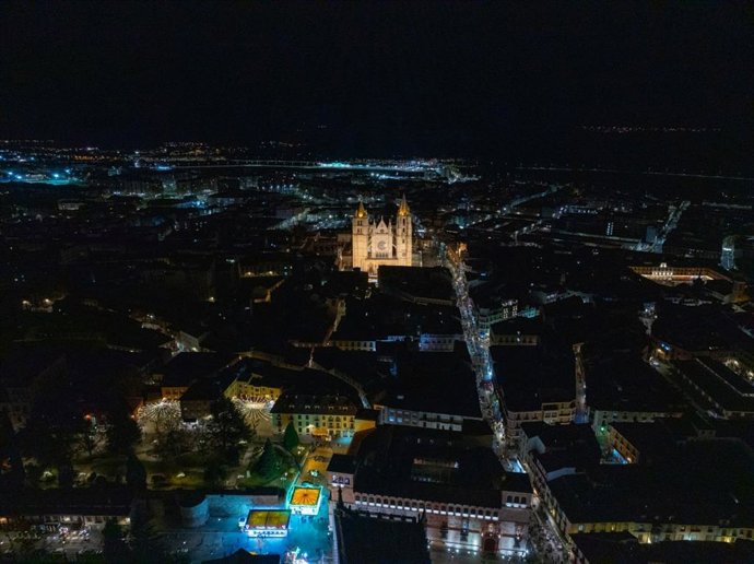 Imagen aérea nocturna de las atracciones mecánicas infantiles navideñas en León capital en años anteriores.