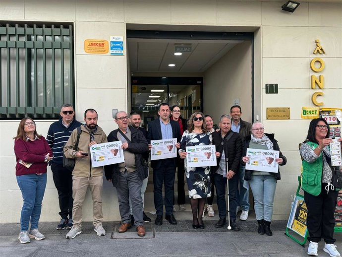 Representantes y personal de la ONCE en Almería muestran el cupón del 25N dedicado al mensaje 'Juntas somos más fuertes', durante su presentación ante la Delegación de la organización en la capital.