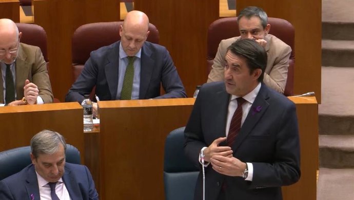 El consejero de Medio Ambiente, Vivienda y Ordenación del Territorio, Juan Carlos Suárez-Quiñones, durante el Pleno de las Cortes