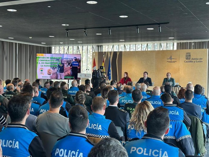 Agentes de policías locales de 26 municipios de CyL se forman en protección de la naturaleza en una jornada formativa organizada conjuntamente por la Agencia de Protección Civil y Emergencias y la Comandancia de la Guardia Civil en Valladolid.