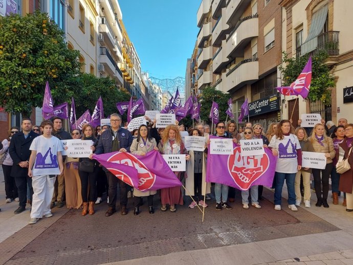 Concentración de UGT en Huelva para conmemorar el 25N.