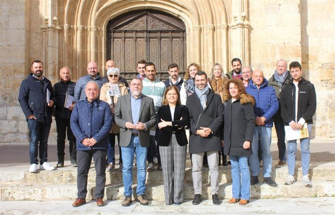 Foto de familia tras la firmad e 14 nuevos contratos Leader por el Grupo de Acción Local 'Campos y Torozos'.