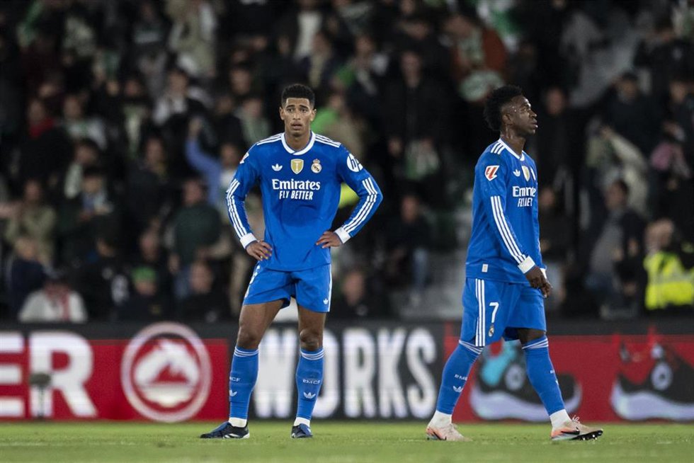 Los jugadores del Real Madrid Jude Bellingham y Vinícius Júnior, en el partido de La Liga EA Sports 2025-26 ante el Elche CF en el Martínez Valero.
