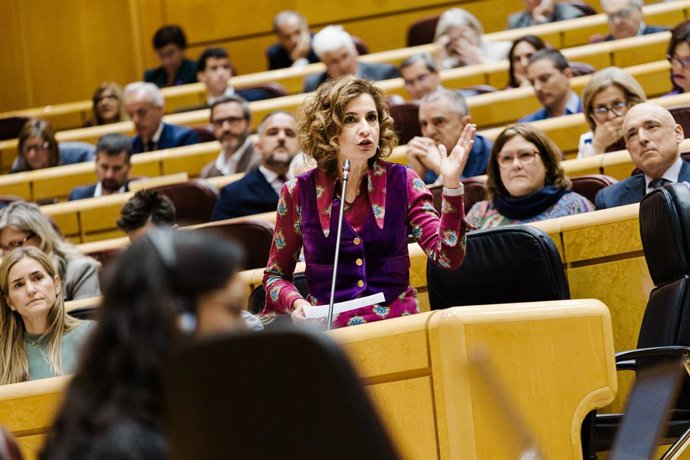 A Primeira Vice-Presidente e Ministra das Finanças, María Jesús Montero, fala durante uma sessão plenária no Senado, em 25 de novembro de 2025, em Madri (Espanha). A sessão plenária será marcada pelo debate sobre a reforma do sistema de financiamento para