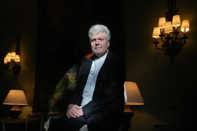 El expresidente de Telefónica Juan Villalonga posa a su llegada al coloquio ‘Quien controle la IA, controlará el mundo’, en el Círculo Ecuestre.