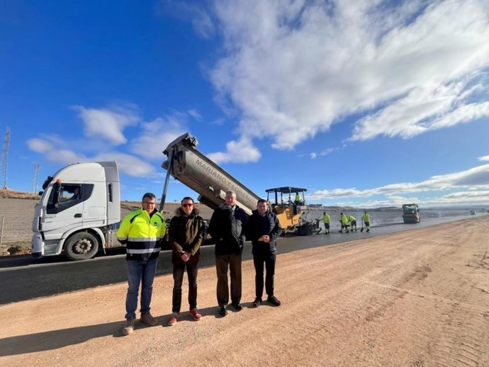 El consejero de Medio Ambiente y Turismo del Gobierno de Aragón, Manuel Blasco, visita las obras en Motorland, junto al alcalde de Alcañiz, Miguel Ángel Estevan, y el gerente del circuito, Jorge Panadés.