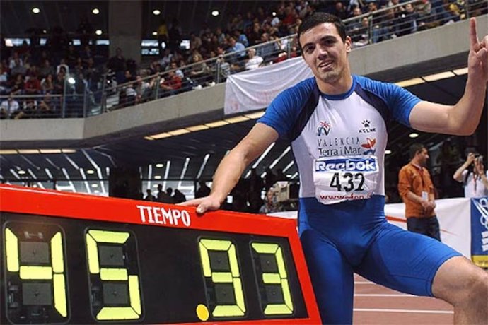 El exatleta David Canal llevará el dorsal número uno en el Trofeo José Cano de 2025 en Canillejas. En la imagen, con la plusmarca que batió en 2003 el entonces récord de España de 400 metros.