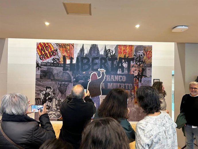 Inauguración del mural 'Les parets criden: Franco es mort!', d  la alumna de la Escola d’Art i Disseny de Sant Cugat (Barcelona), Ainara Borrego, este martes