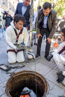 El alcalde de Cádiz viendo la acción de los drones inspeccionando la red de saneamiento de la ciudad.