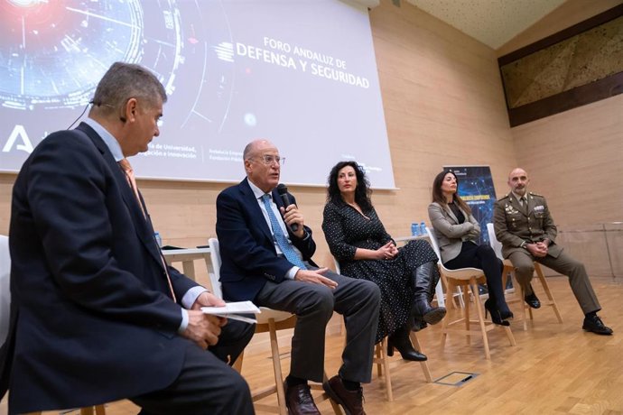 El vicepresidente de la Diputación de Almería Eugenio Gonzálvez interviene en una mesa del I Foro Andaluz de Defensa y Seguridad celebrado en el Parque Científico y Tecnológico de Almería (PITA).