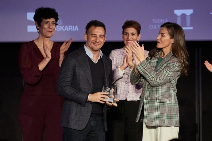 La Reina Letizia y el cineasta Alejandro Amenábar en el acto de homenaje a su película 'Mar Adentro', junto a la presidenta de Navarra, María Chivite, y la ministra Elma Saiz