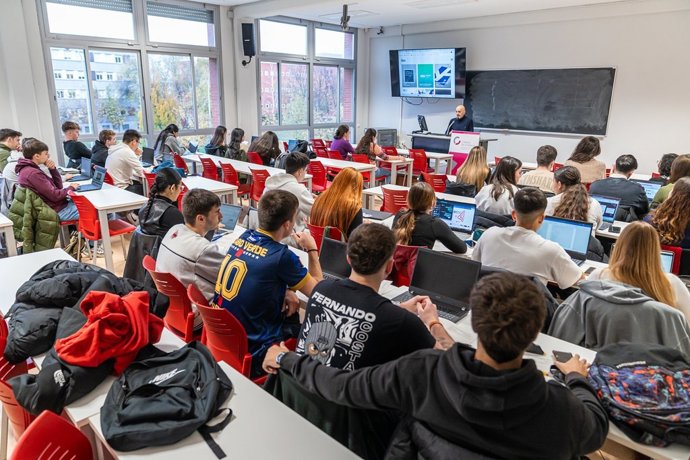 Estudiantes de la UR presentan propuestas para impulsar la nueva herramienta de autodiagnóstico del comercio local