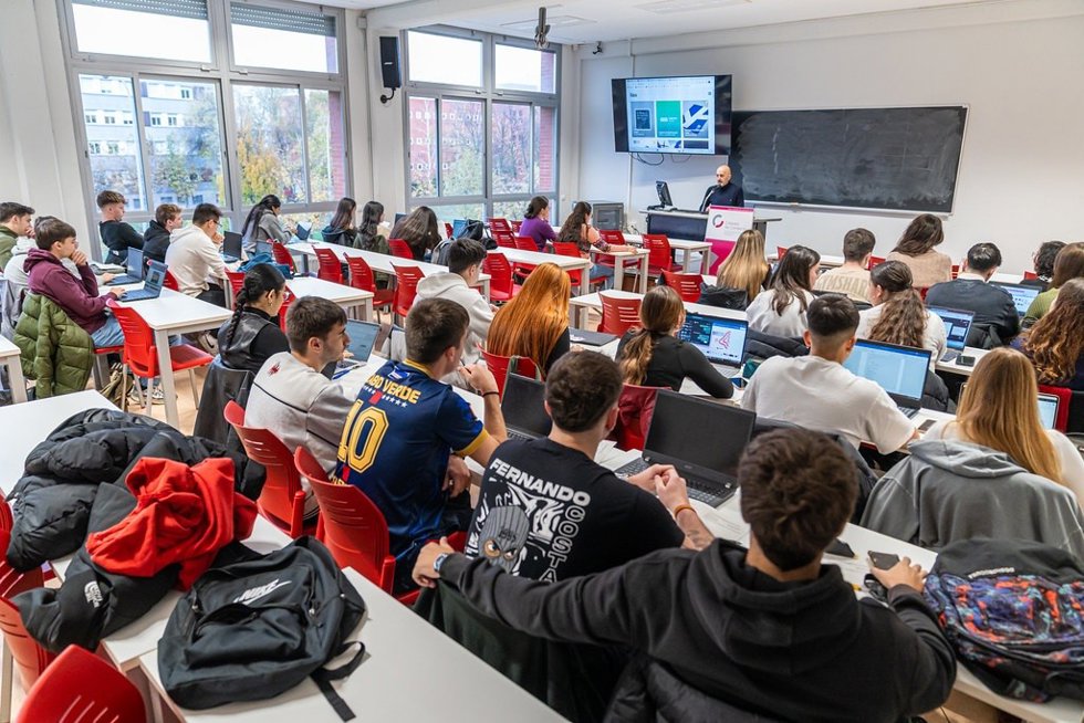 Estudiantes de la UR presentan propuestas para impulsar la nueva herramienta de autodiagnóstico del comercio local