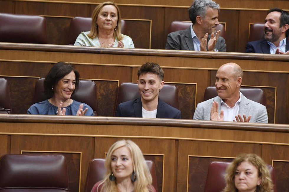 Archivo - El diputado del PSOE, Gabriel Blanco (C), durante un pleno en el Congreso de los Diputados, a 10 de junio de 2025, en Madrid (España). 