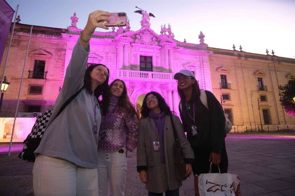 Estudiantes de la US ante la fachada iluminada