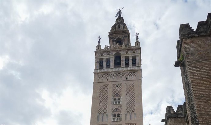 Archivo - Detalle del campanario de la Giralda.