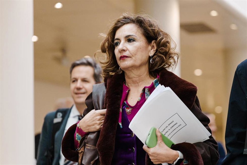La vicepresidenta primera y ministra de Hacienda, María Jesús Montero, a su llegada a una sesión plenaria en el Senado, a 25 de noviembre de 2025, en Madrid (España). El pleno estará marcado por el debate sobre la reforma del sistema de financiación aut
