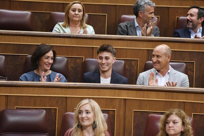 Archivo - El diputado del PSOE, Gabriel Blanco (C), durante un pleno en el Congreso de los Diputados, a 10 de junio de 2025, en Madrid (España). La sesión plenaria de hoy debate dos proposiciones de ley: la del Grupo Popular para modificar la Ley de Costa