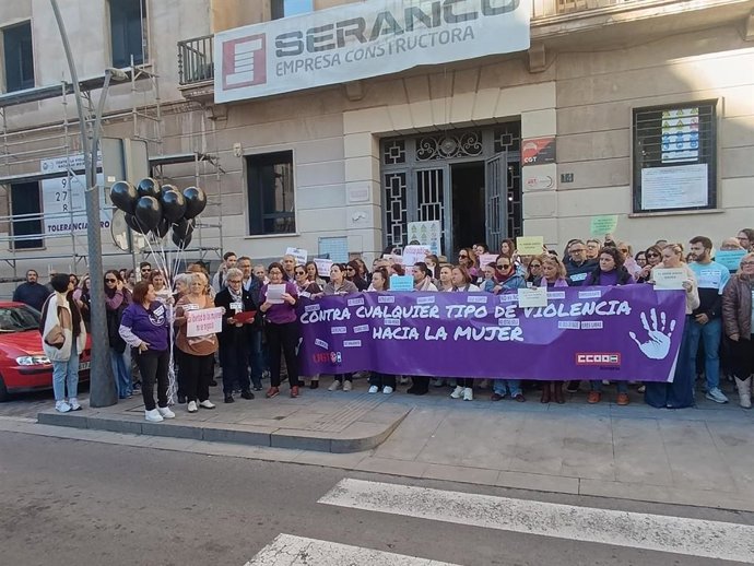 Participantes en la concentración convocada por UGT y CCOO por el 25N frente al edificio sindical de Almería.