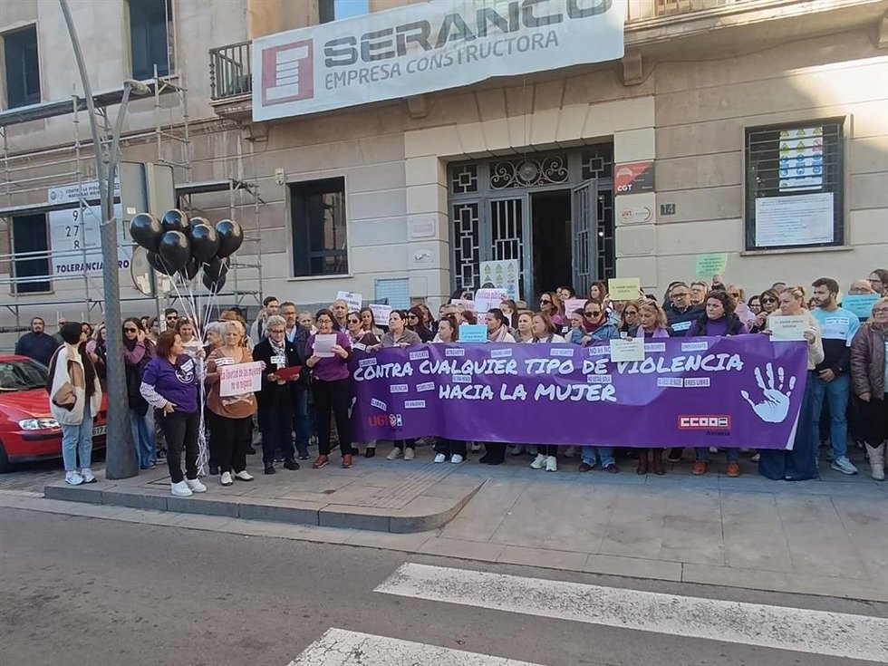 Participantes en la concentración convocada por UGT y CCOO por el 25N frente al edificio sindical de Almería.