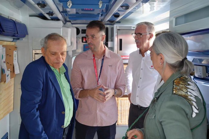El consejero de Formación y Empleo del Cabildo de Tenerife, Efraín Medina (i), en una visita a la unidad móvil de Cruz Roja que ofrecerá formación y orientación laboral en zonas rurales