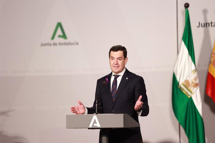 El presidente de la Junta de Andalucía, Juanma Moreno, interviene en el acto por el día contra la violencia de género celebrado en el Palacio de San Telmo de Sevilla.