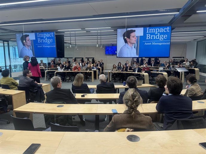 IE University analiza el proyecto 'Moda re-' de Cáritas de gestión integral de ropa usada y economía circular