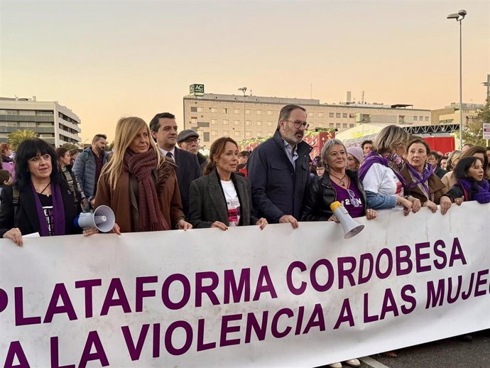 Miembros del Comité Ejecutivo Provincial del PP de Córdoba en la manifestación contra la violencia de género convocada por la Plataforma Cordobesa contra la Violencia hacia las Mujeres.
