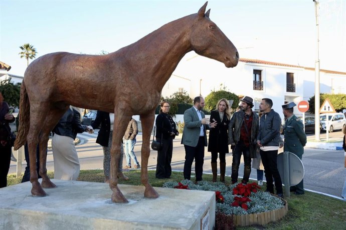 La presidenta de la Diputación, Almudena Martínez, durante la inauguración de la estatua ecuestre instalada en la Rotonda del Caballo en Castellar.