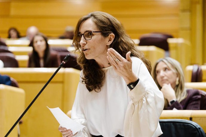 La ministra de Sanidad, Mónica García, interviene durante una sesión plenaria en el Senado, a 25 de noviembre de 2025, en Madrid (España).