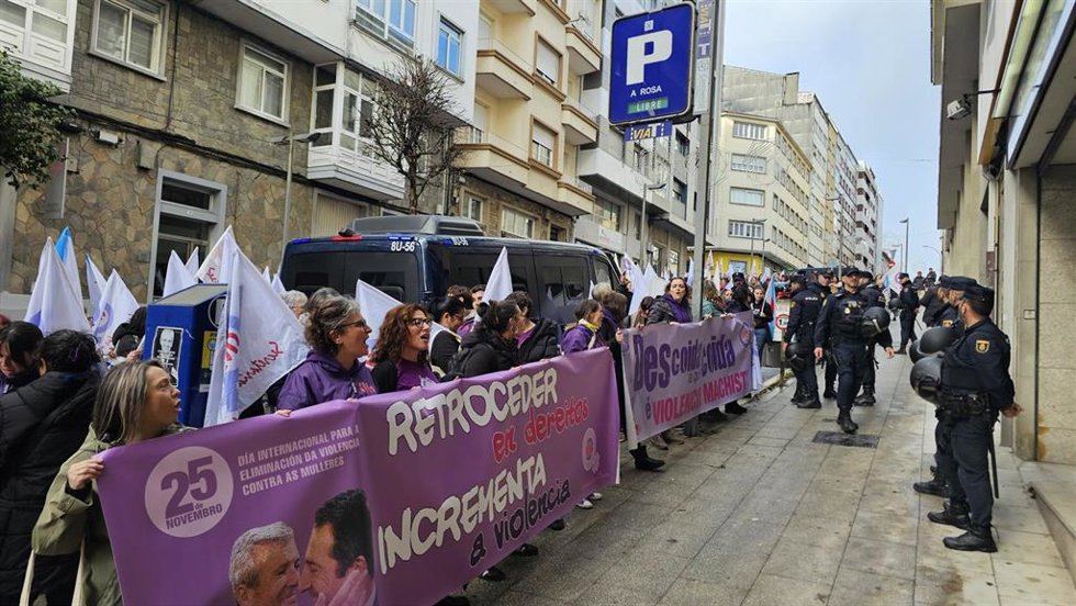 Manifestación delante de la sede del PP de Santiago