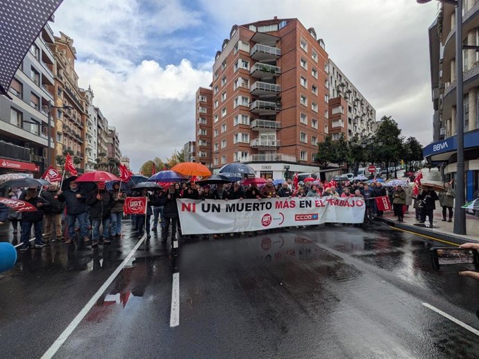 Concentración contra la siniestralidad laboral en Oviedo tras el accidente minero en Vega de Rengos