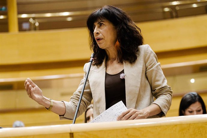 La ministra de Igualdad, Ana Redondo, interviene durante una sesión plenaria en el Senado,