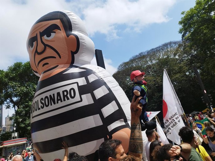 23 de novembro de 2025, São Paulo, São Paulo, Brasil: São Paulo (SP), 23/11/2025 - Política/Prisão/Bolsonaro/UNE - Roda de samba em comemoração à prisão do ex-presidente Jair Bolsonaro, organizada pela União Nacional dos Estudantes - UNE, na Avenida Pauli