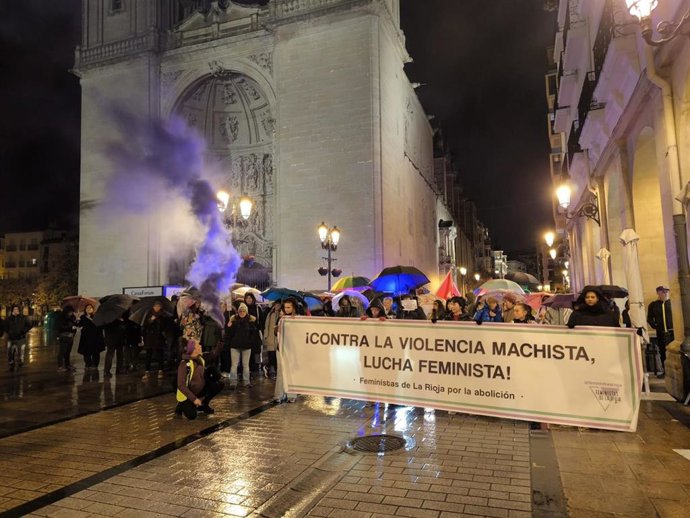 Una manifestación de Feministas de La Rioja pide el fin de la violencia machista y abolir la prostitución
