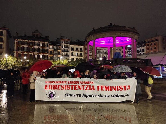 El movimiento feminista se manifiesta en Pamplona para mostrar su rechazo a la violencia contra las mujeres.