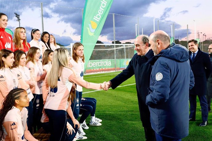 El presidente de Iberdrola, Ignacio Galán, visita la concentración de la selección española femenina de fútbol junto al presidente de la RFEF, Rafael Louzán
