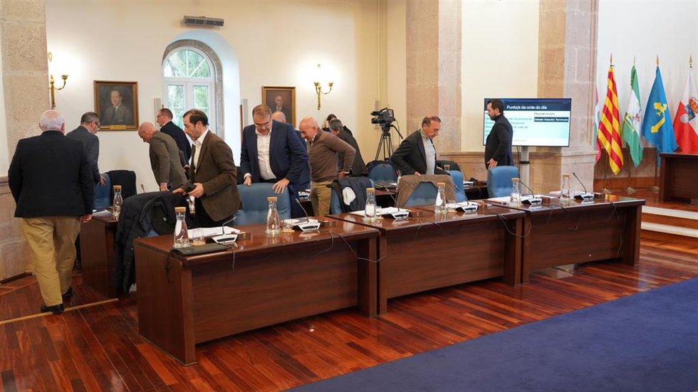 Diputados provinciales del PP abandonan el pleno.