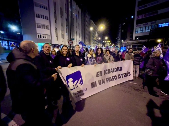 Miembros de IU en la manifestación de Avilés del 25N