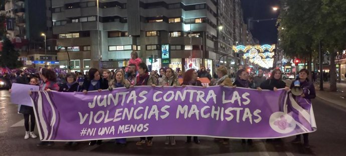 Integrantes de la Asamblea Feminista de la Región portan la pancarta de cabecera de la manifestación por el 25N en Murcia