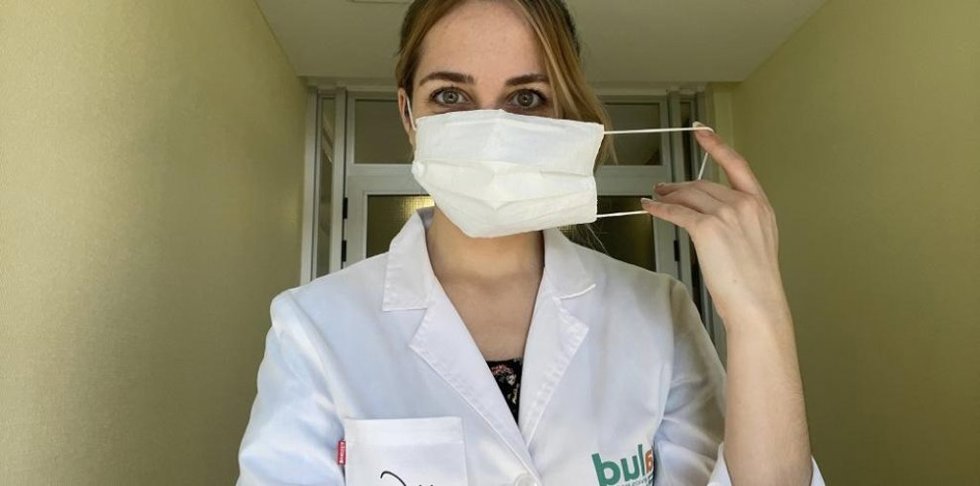 Una sanitaria con mascarilla.