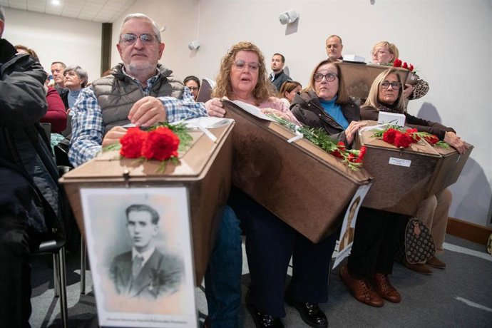Acto de entrega de los restos exhumados de 21 víctimas a sus familiares, a 25 de noviembre de 2025, en Manzanares, Ciudad Real, Castilla-La Mancha (España). 