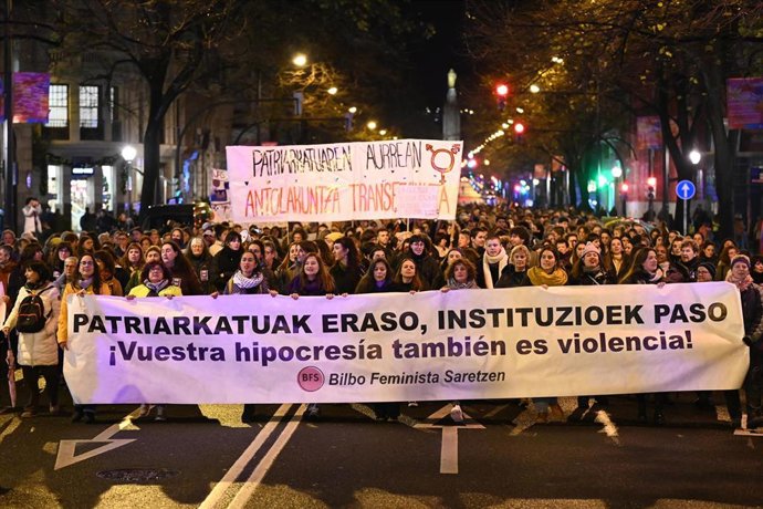 Manifestantes durante la manifestación por el Día de la Eliminación de la violencia contra las Mujeres, a 25 de noviembre de 2025, en Bilbao