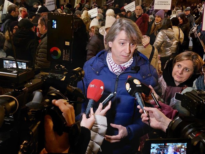 El secretario generla del PSOE en Castilla y León, Carlos Martínez, participa en la manifestación del 25N en Soria, donde sigue como alcalde.