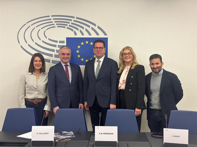 La eurodiputada del PNV, Oihane Agirregoitia, y el ministro irlandés Dara Calleary