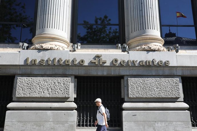 Archivo - Un hombre pasea junto al letrero del Instituto Cervantes en el Edificio de las Cariátides (C/ Alcalá Nº 49, Madrid).