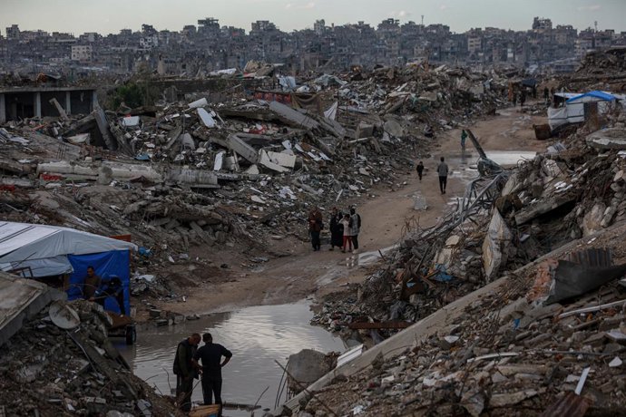 25 de novembro de 2025, Cidade de Gaza, Faixa de Gaza, Território Palestino: Os palestinos, cujas casas foram destruídas por ataques israelenses, lutam contra o mau tempo, pois as fortes chuvas inundaram muitas barracas no campo de Jabalia, na Faixa de Ga