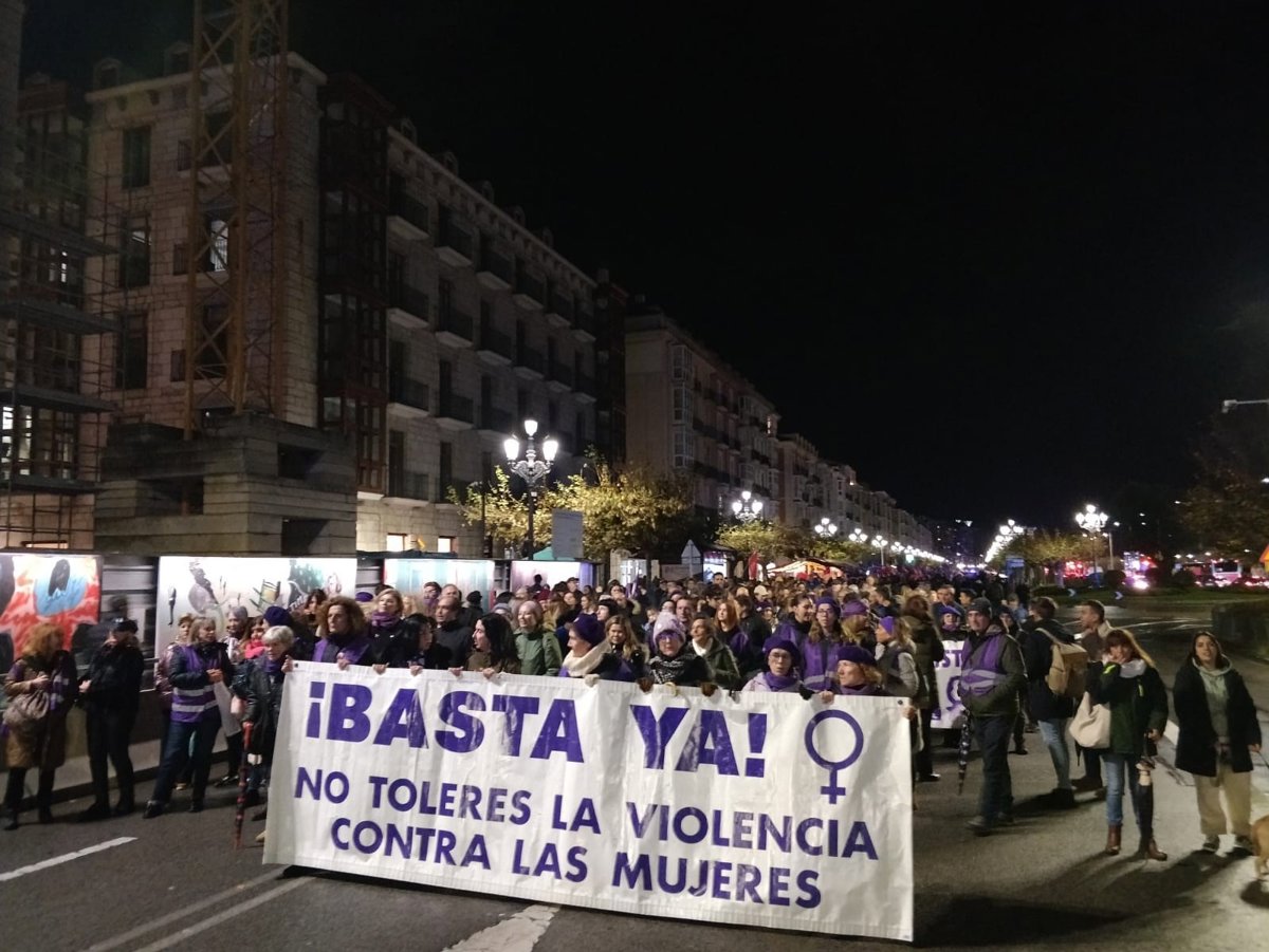 Unas 2.000 personas recorren las calles de Santander contra la violencia machista