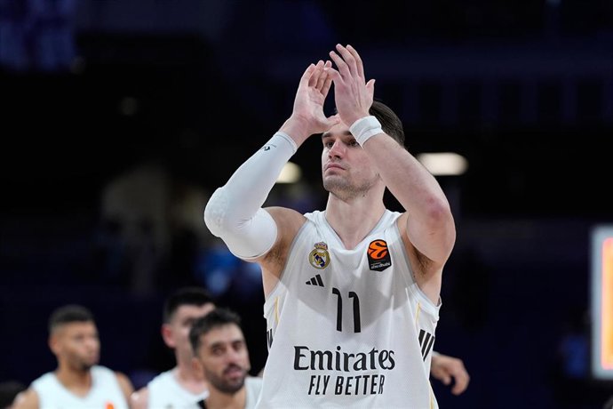 Archivo - Mario Hezonja aplaude durante un partido del Real Madrid
