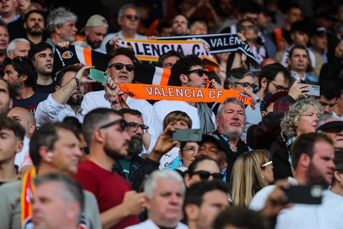 Archivo - El Valencia CF monta una nueva estructura para fichar con Lisandro Isei, Hans Gillhaus y Andrés Zamora.